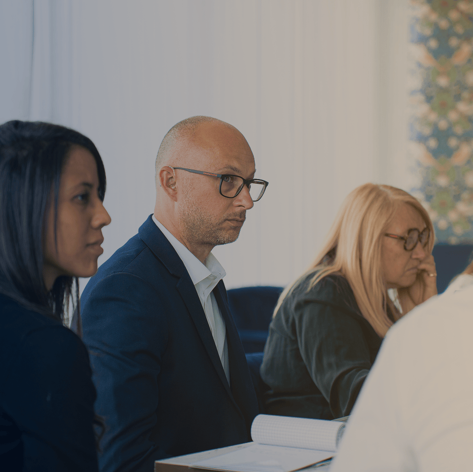 Réunion d'homme et femme CGP dans un bureau professionnel