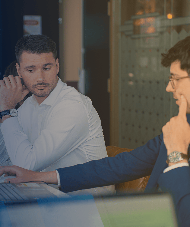 Réunion d'équipe avec le pole chef d'entreprise pour échanger sur les stratégies d'investissement et les conseils financiers