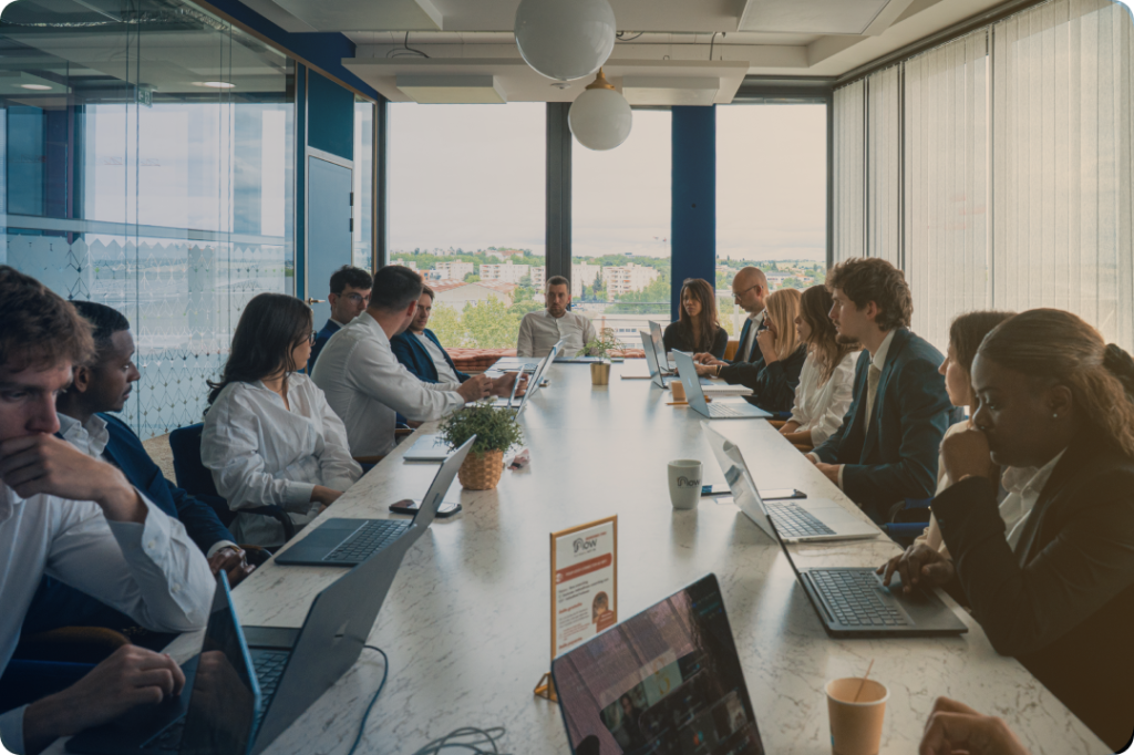 réunion d'équipe dans un bureau vue de face